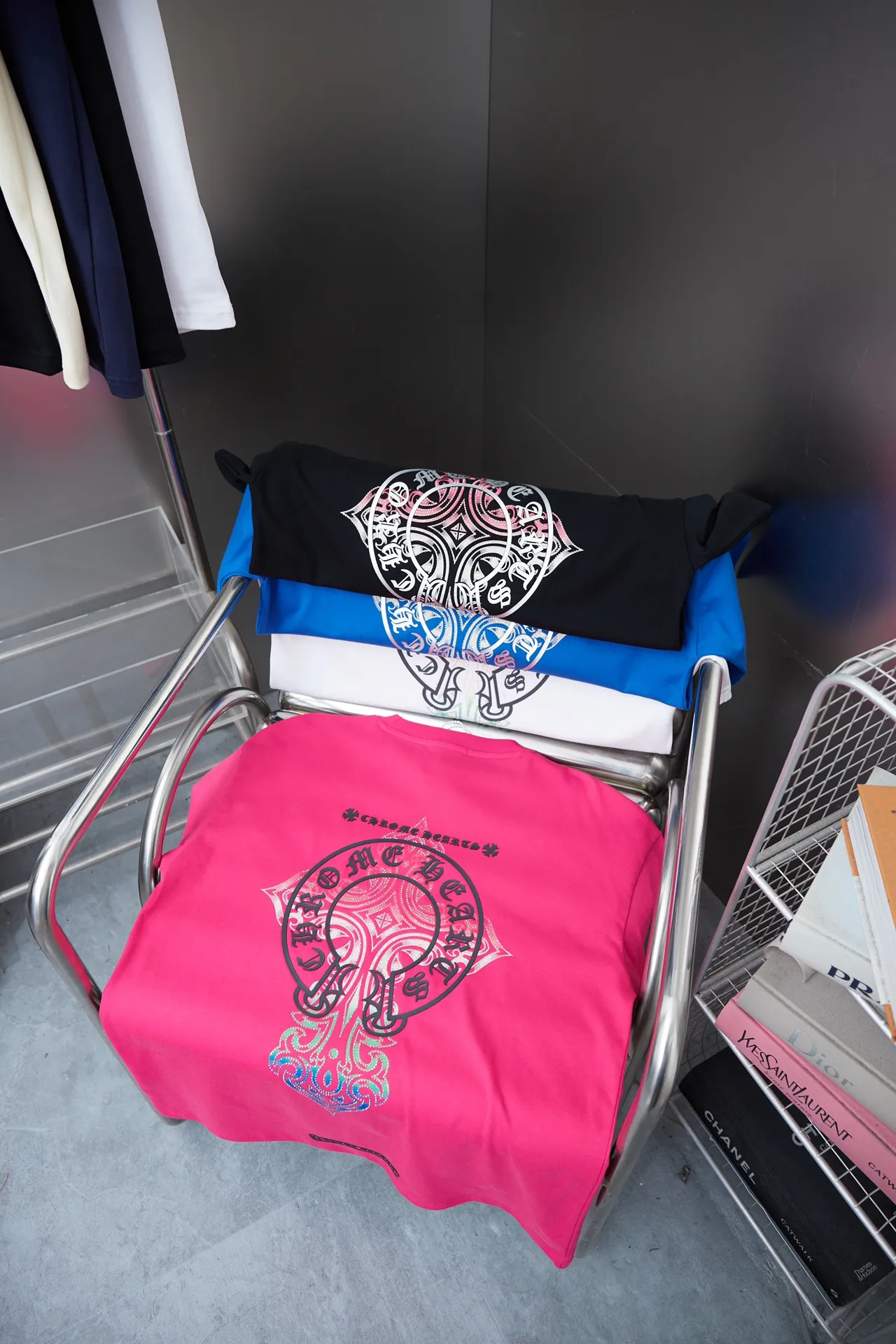 🅿️210 Ch*ome Hearte CH 25SS early spring new model, silicone printed hot diamond short sleeves, light luxury, essential item for daily commuting for men and women, correct version, welcome to compare, detailed features · 320g 100% pure cotton double yarn jersey fabric · Custom dyed in the same vat, special thickened 32 count double strand 1X1 thread · Digital direct printing cross✝️➕Imported Australian matte pearlescent diamonds➕Three-dimensional silicone heart pattern · Double-needle stitching across seams · Original main mark washed tag brand moisture-proof paper packaging Color: Black/White/Blue/Rose Size: S/M/L/XL